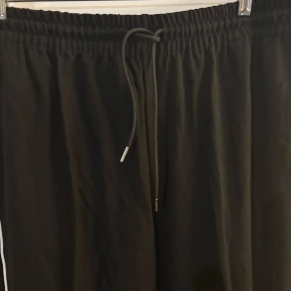 Xersion Relaxed Fit Black Pants with White Piping Sz XL